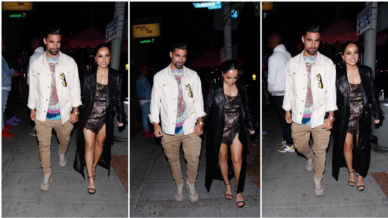 Becky G y Sebastian Lletget saliendo de un restaurante en West Hollywood, California.