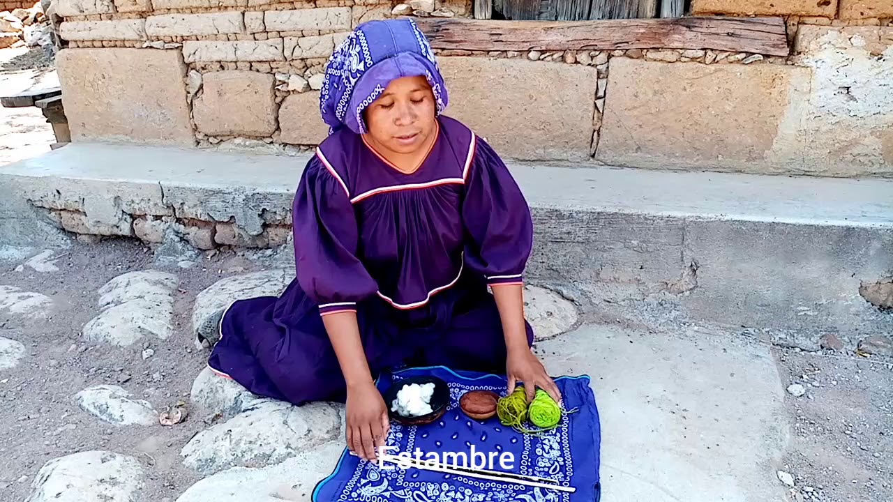 Elaborando un ojo de dios de la cultura wixarika