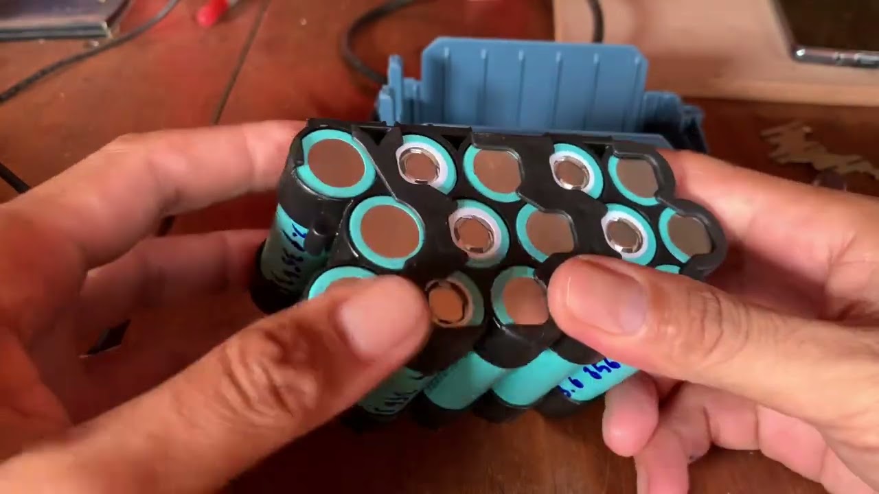 model pin makita vỏ chống sốc led hong dạng kẽm chữ w