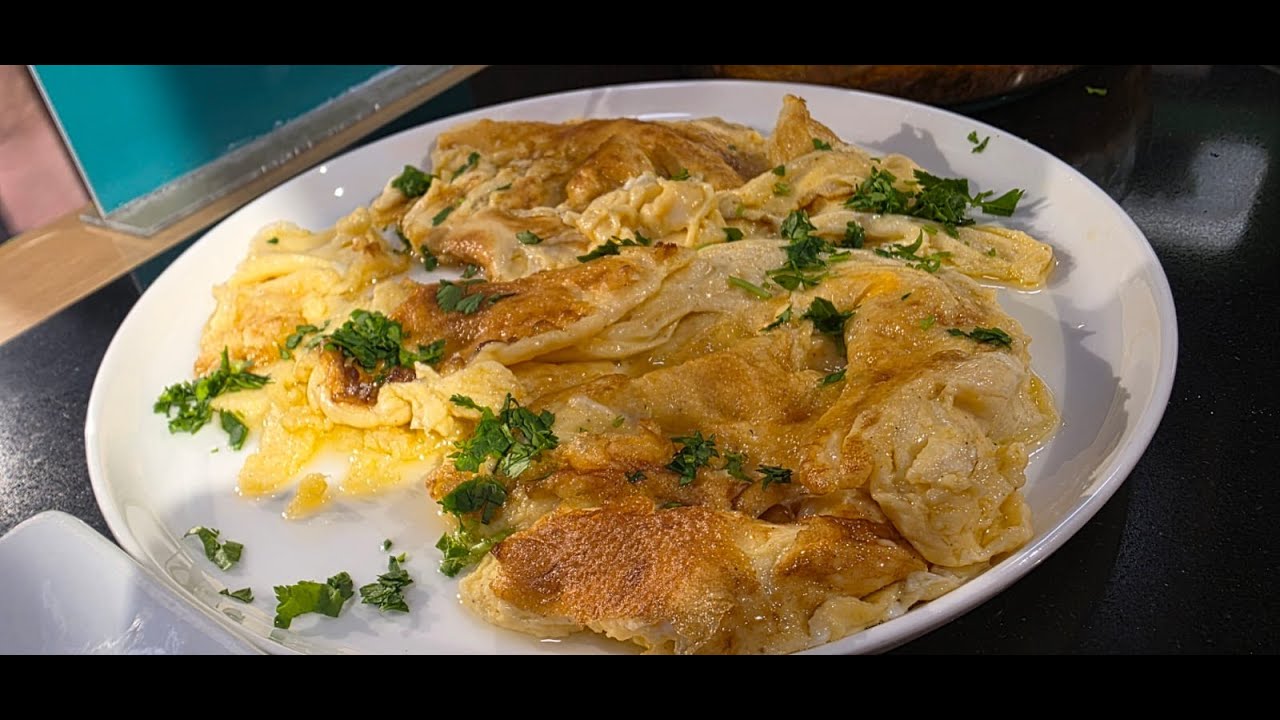 Qebap në tavë dhe pite sanduiçi me qumësht dhe susam/ Recetat e ditës