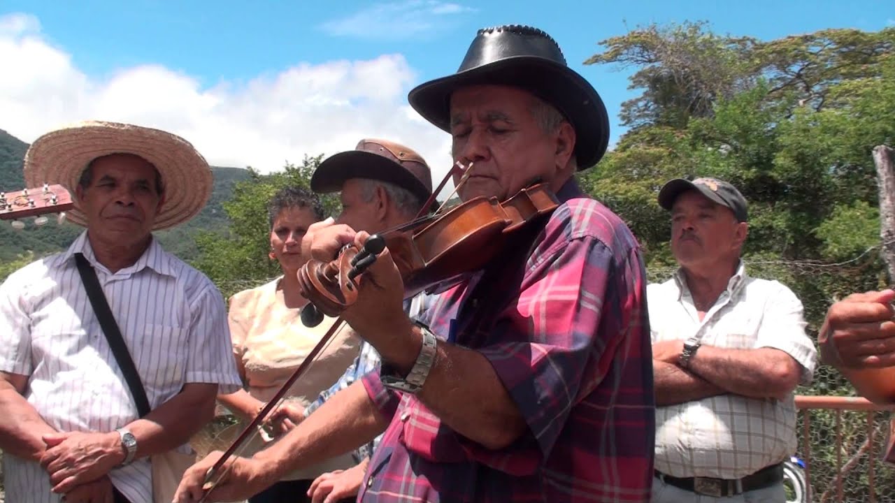 00127 SANARE LARA VENEZUELA -- VIOLINES EN SAN AGATON