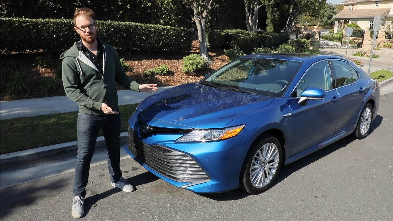 Видеообзор тест-драйва Toyota Camry Hybrid 2020 года