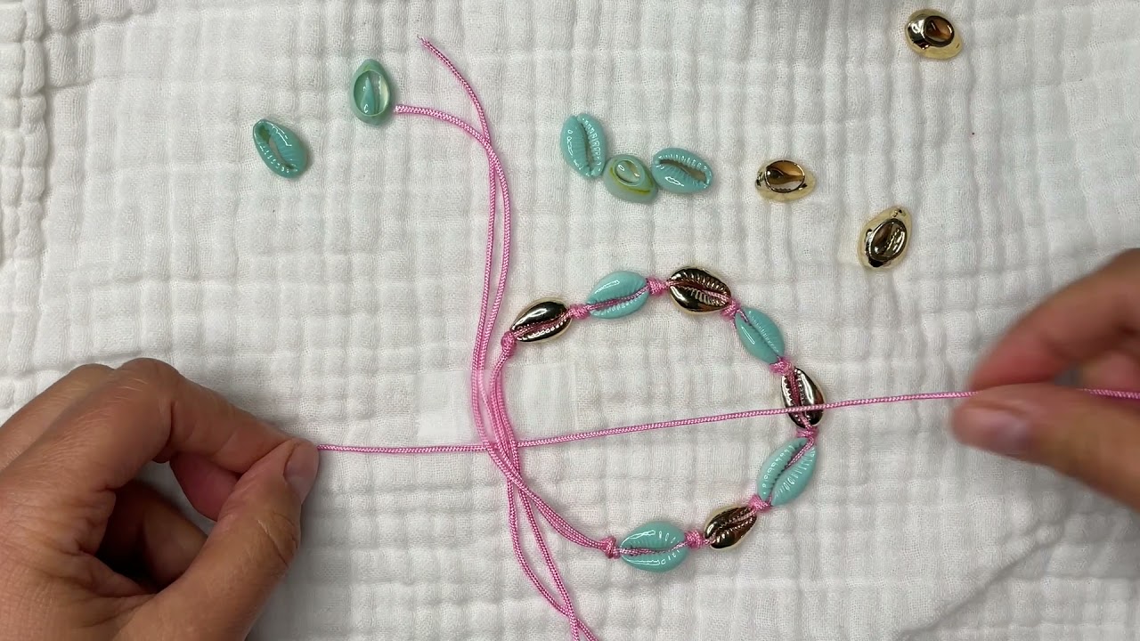 Bracelet coquillage cauri et noeud macramé