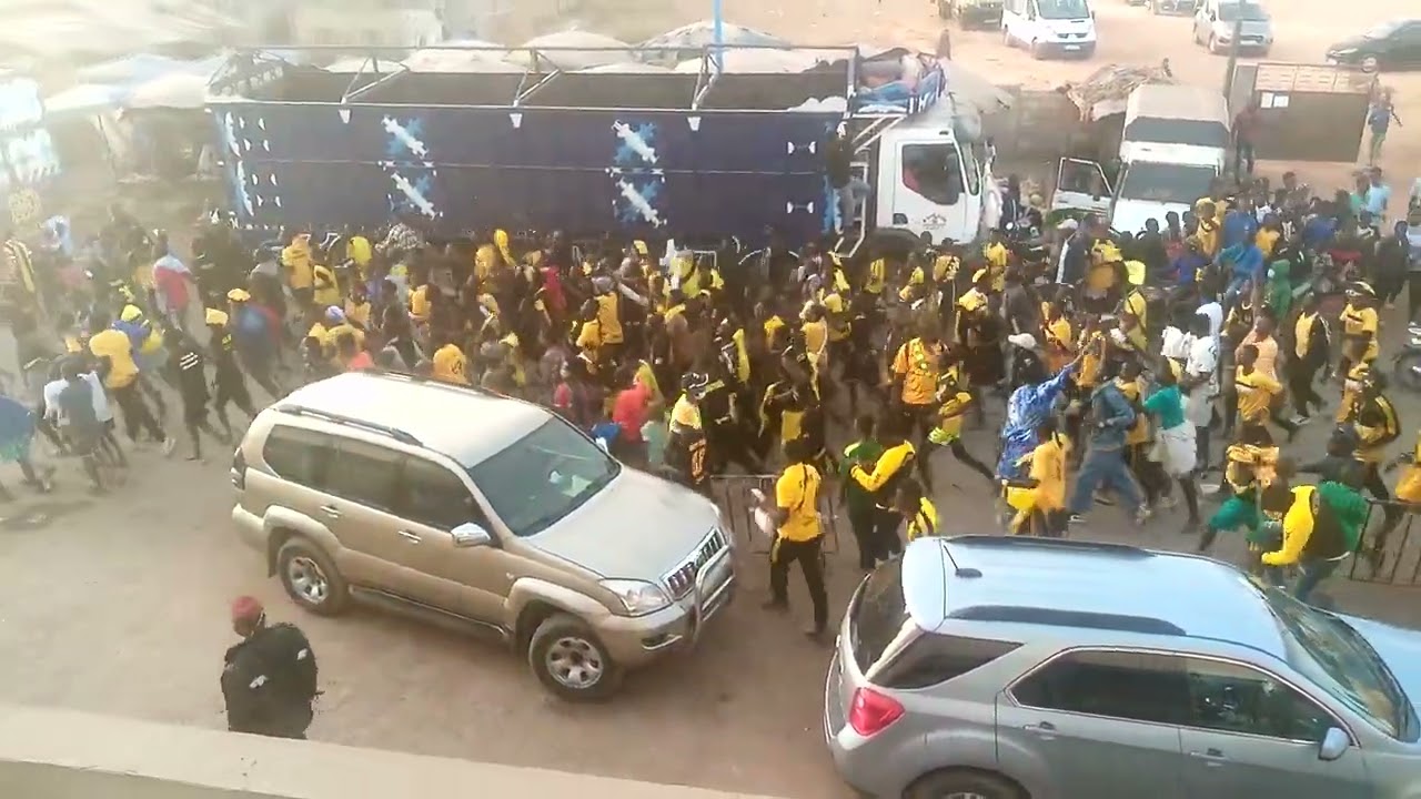 L'arriv&eacute;e de Asc Yeewu au stade