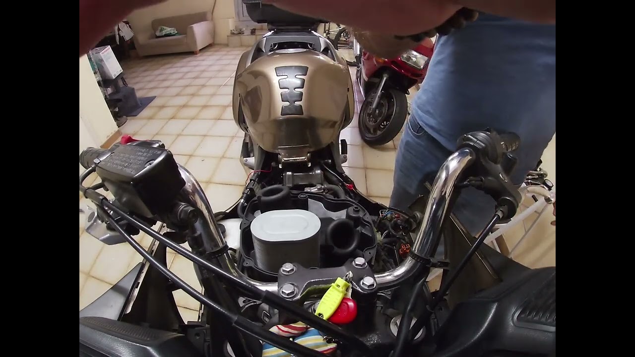 Honda Deauville NT 700 démontage réservoir, boite à air et IACV