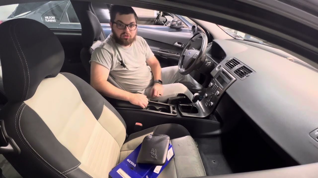 How to replace Volvo C30 center console armrest