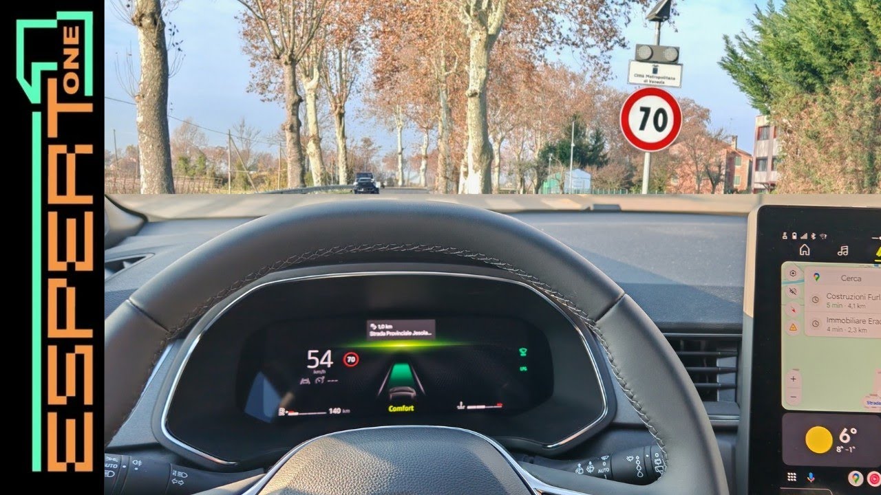 Nuova Renault Captur 2024, Rilevamento segnali stradali prova su strada.
