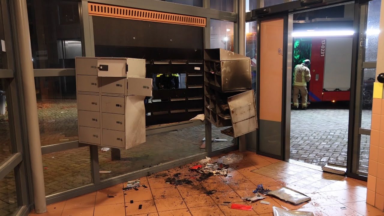 Vuurwerkbom in brievenbus veroorzaakt enorme schade