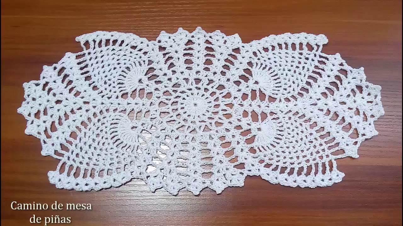 Camino de mesa con piñas