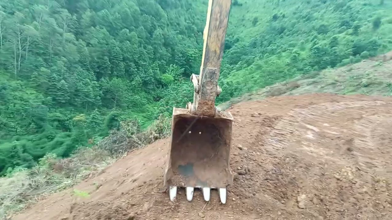 Máy xúc làm đường