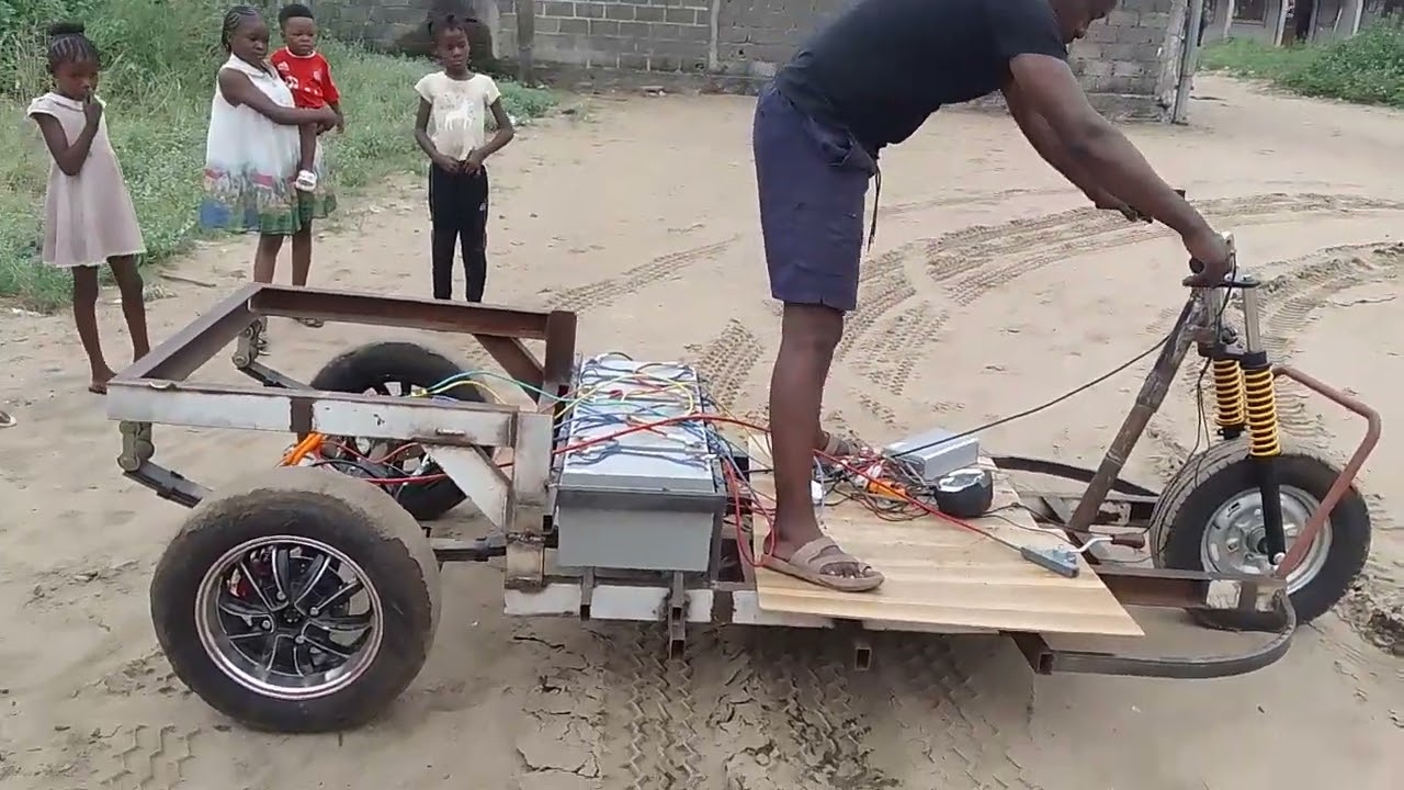 la première voiture électrique fabriquée au Congo Brazzaville : jour des tests sur la stabilité