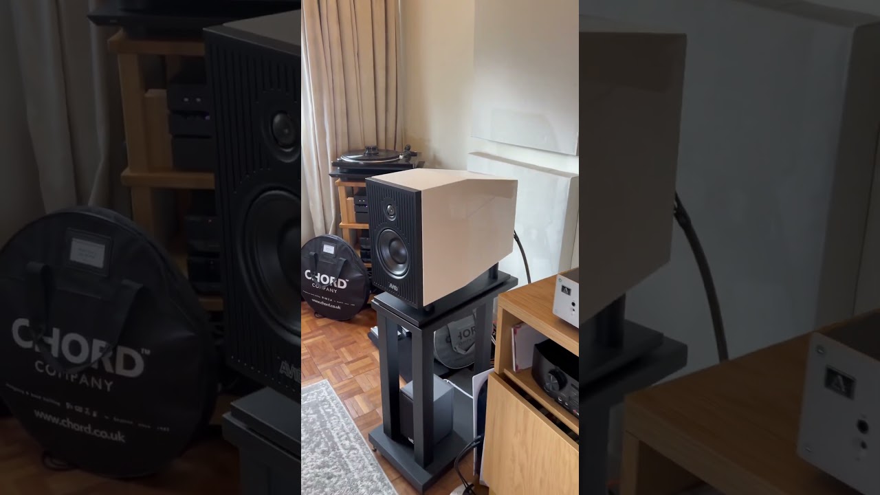 Leema Acoustics Neutron Preamplifier and Graviton Amplifier playing Crossroad by Robert Len