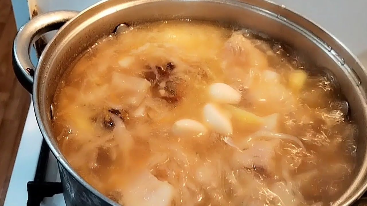 Обед: щи из кваш. капусты с грибами, поджарка куриная, рис, морковный салат, салат из свёклы, компот
