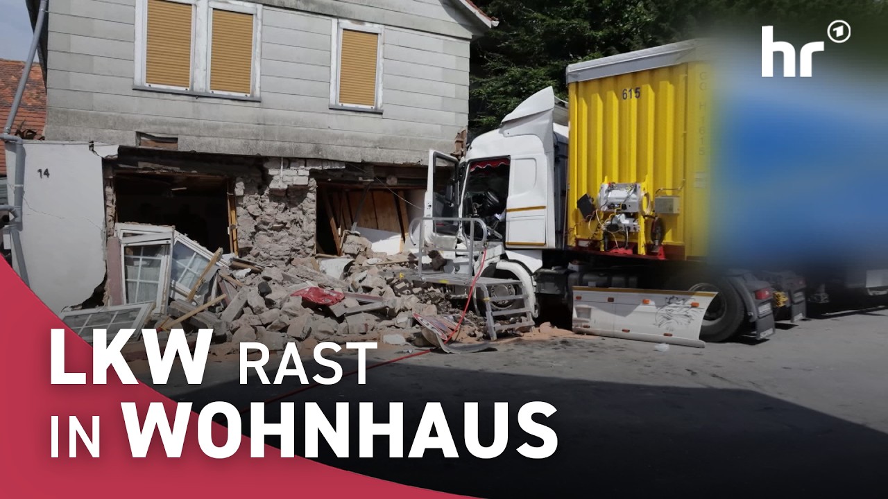 LKW kracht in Wohnhaus: Ganze Straße verwüstet