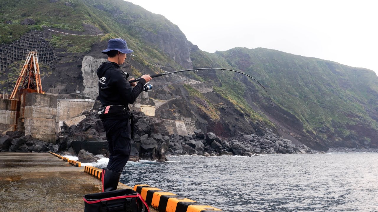 島最強の釣法が凄かった。秘境の堤防でクーラー満タンになるらしい必殺釣法を試すと…【青ヶ島編 #3】