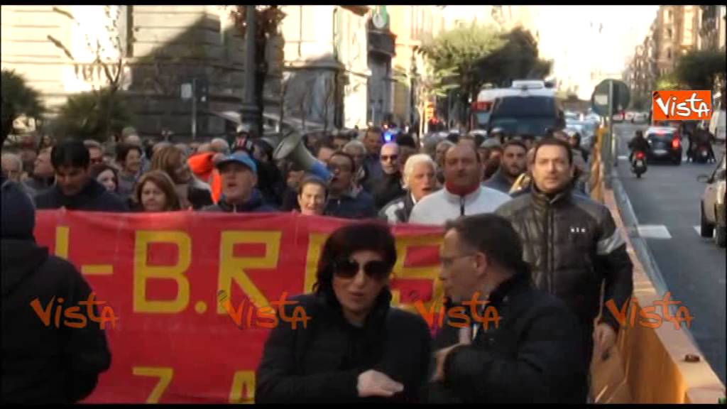 NAPOLI IN PROTESTA, MANIFESTAZIONE PRECARI IN STRADA - IMMAGINI