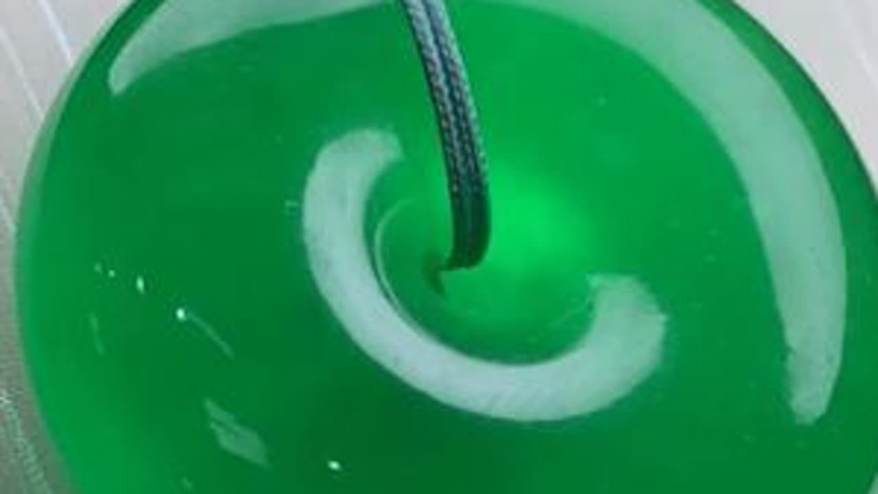一吨重莫湾基黑皮料开窗，却被菲菲横插一脚叫停？#翡翠 #翡翠手镯 #翡翠原石 #缅甸翡翠 抖音小助手 DOU@blbl7934