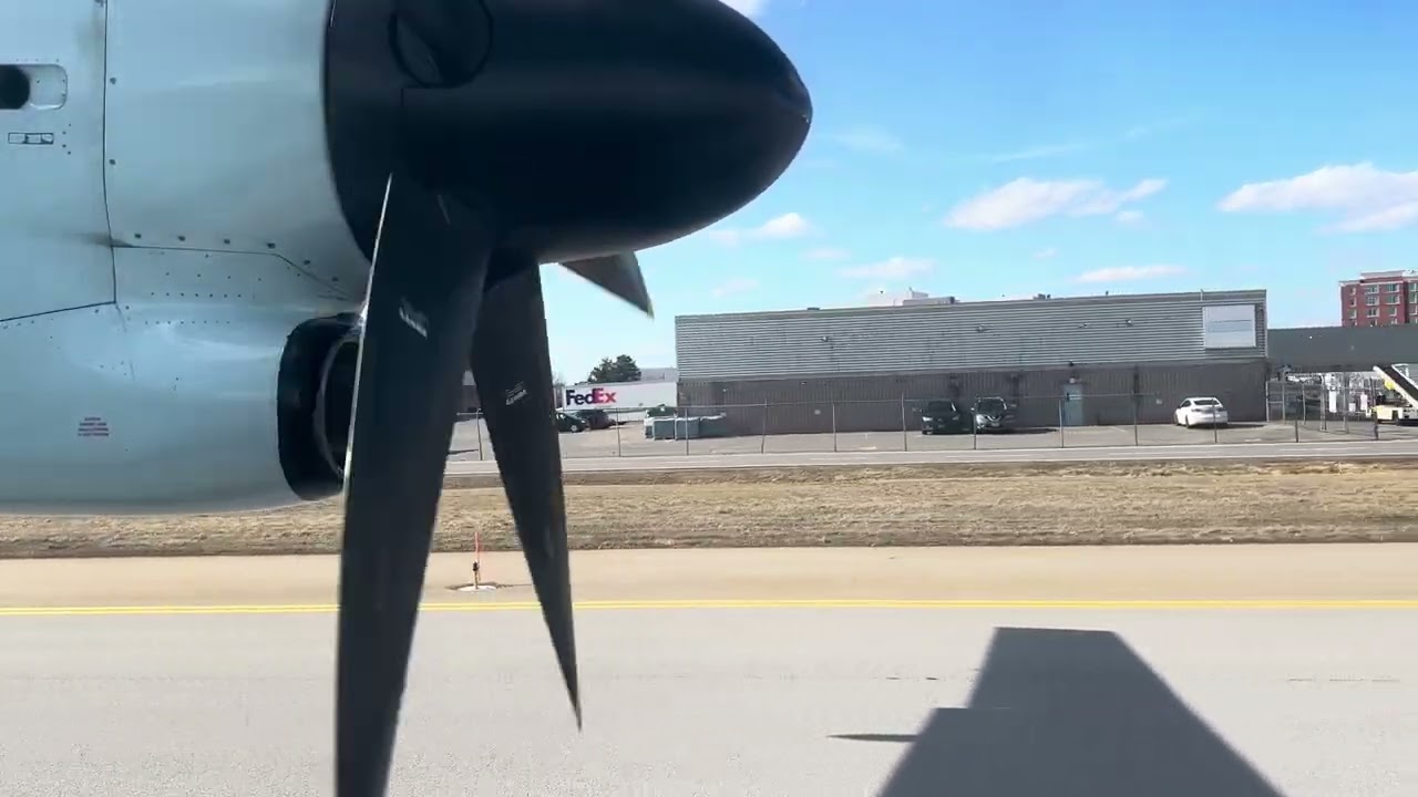 DE HAVILLAND DASH 8-400 TAXI AND TAKEOFF FROM OTTAWA