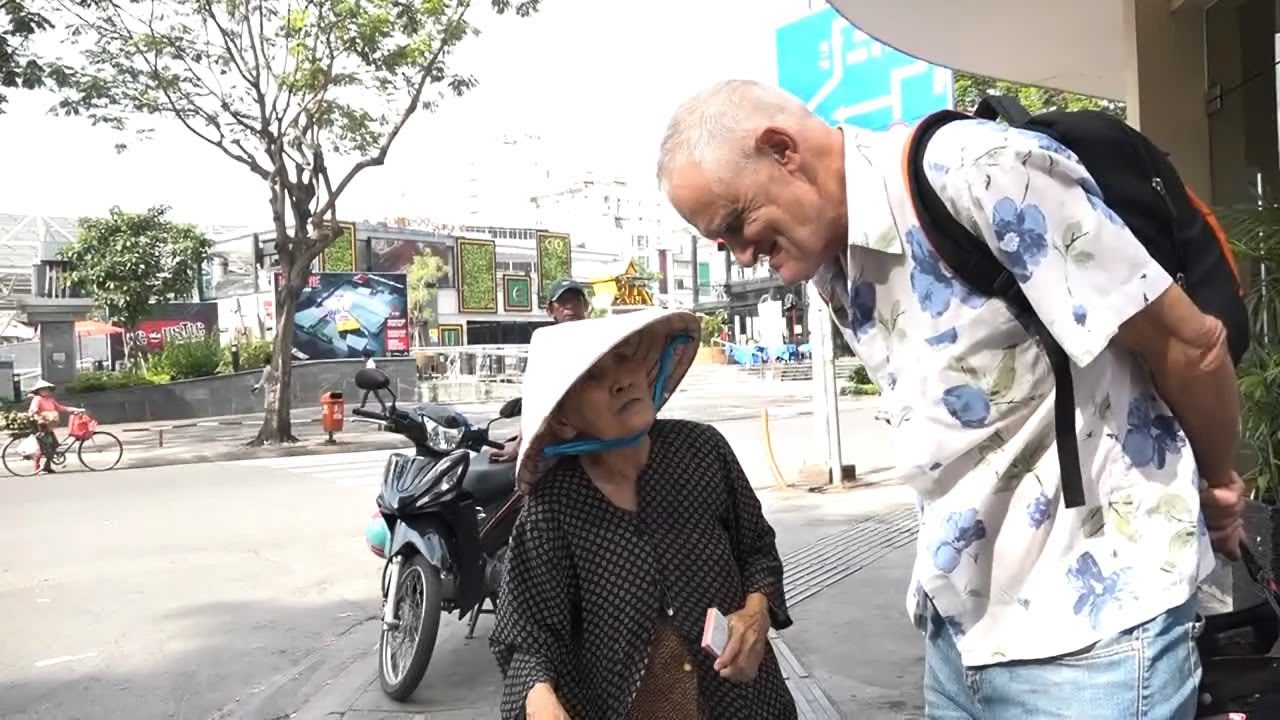 Cụ bà bán vé số nói tiếng Anh ở phố Sài Gòn