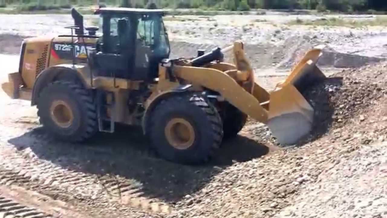 New Caterpillar 972M work in the river