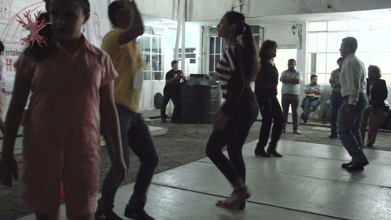 VERSADA niños y jóvenes huapangueros improvisan versos con sones huastecos