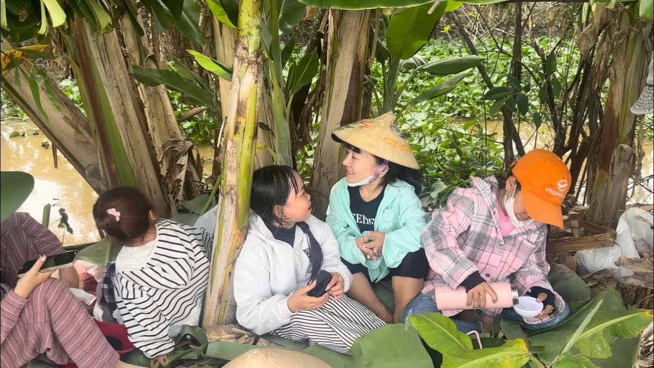 Biệt đội t&iacute; hon đ&oacute;n vị kh&aacute;ch Đặc Biệt tới thăm ch&ograve;i mới mấy chị em