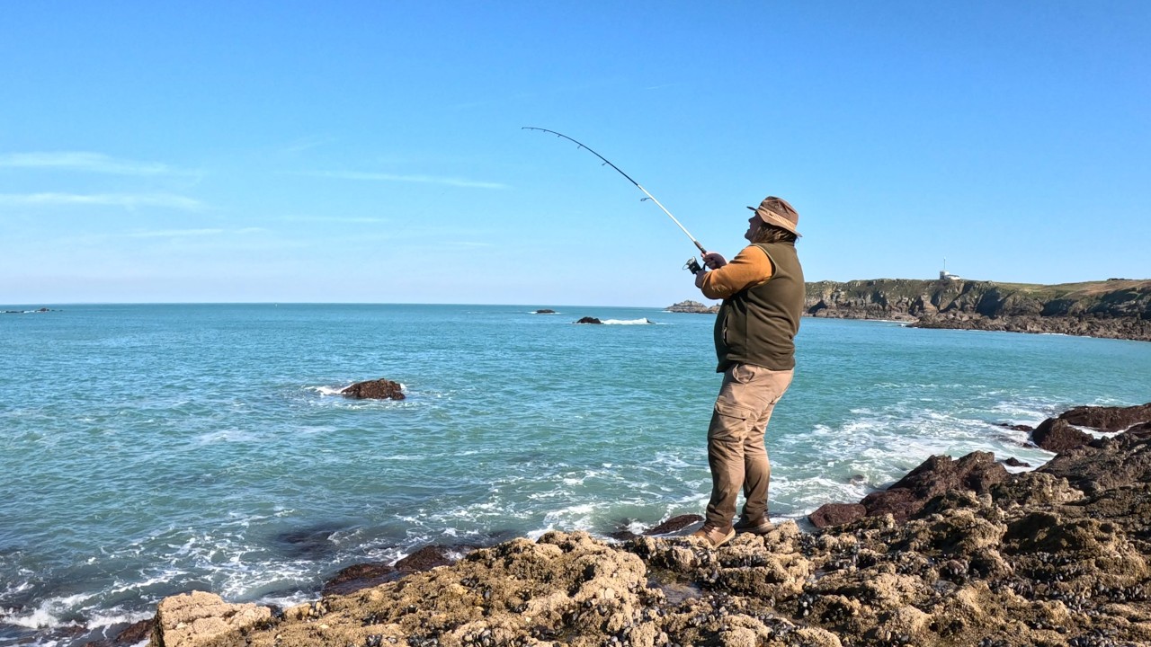 Pêche sur une pointe rocheuse : pêche à la ligne/pêche à pied !
