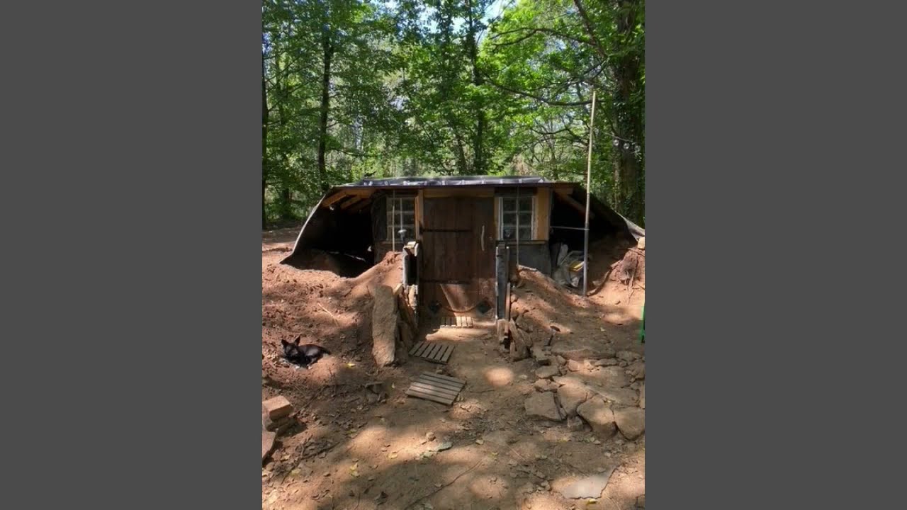 Cabane semi-enterr&eacute;e dans les bois