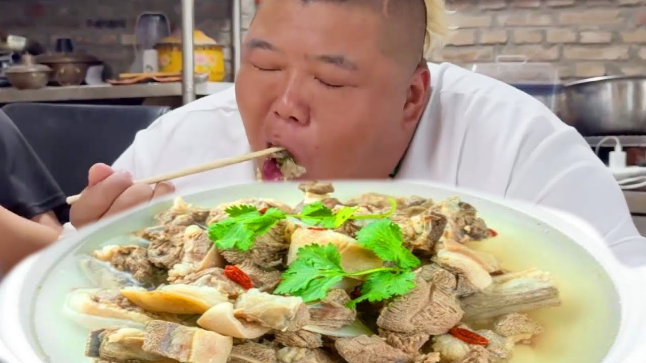 Monkey King proudly showed off 9 pounds of lamb! He has achieved true lamb freedom!