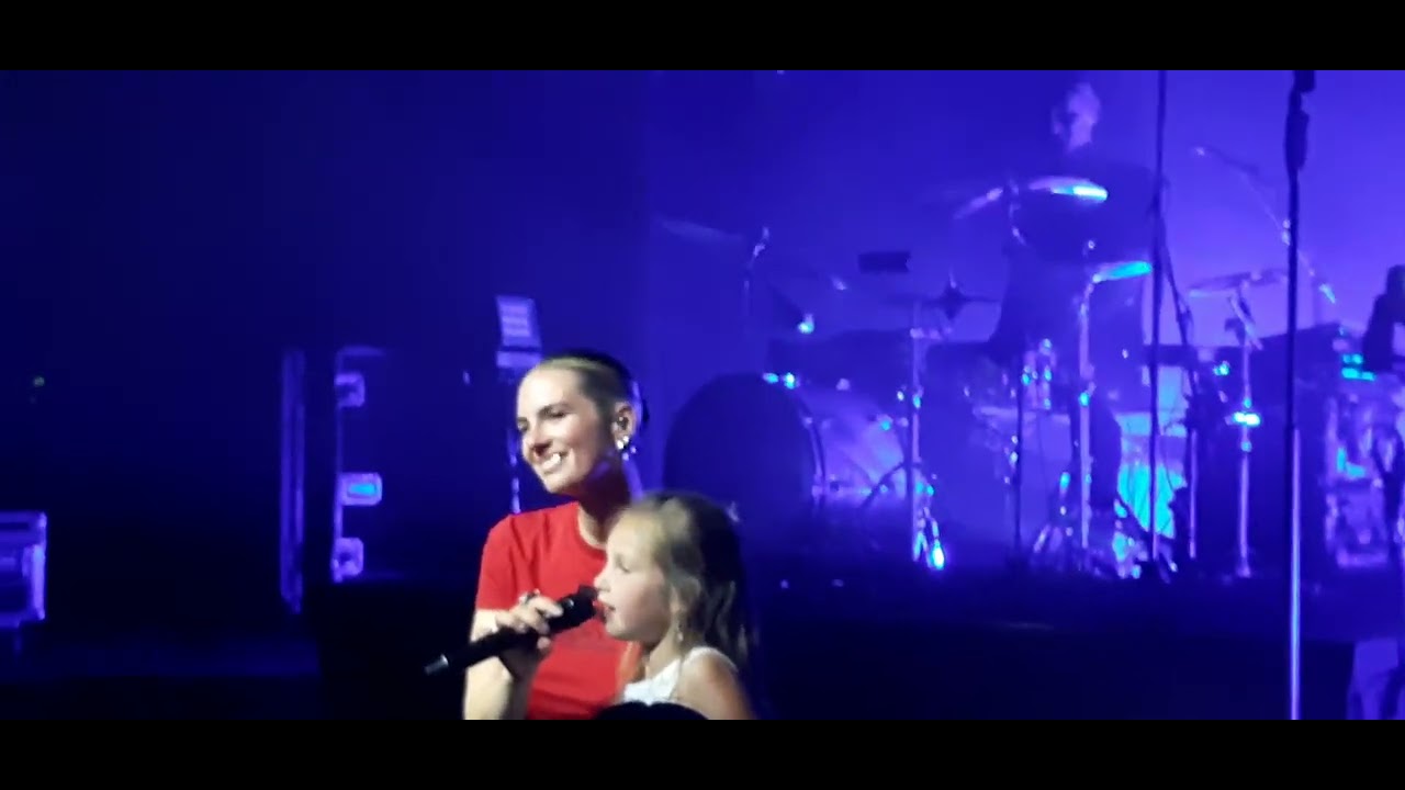 Zangeres Maan zingt Lilly met een jonge fan in de Neushoorn.