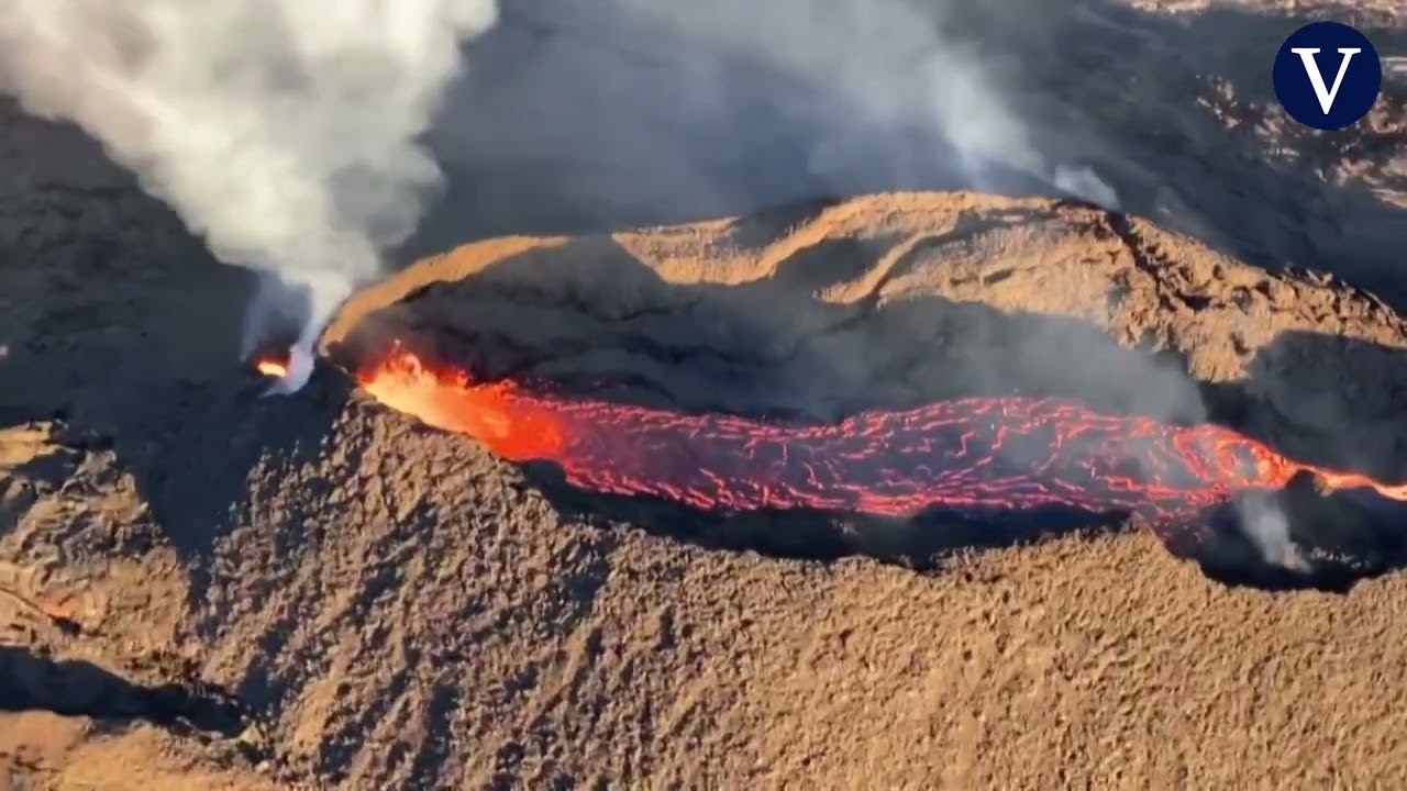 El volcán hawaiano Mauna Loa continúa expulsando lava