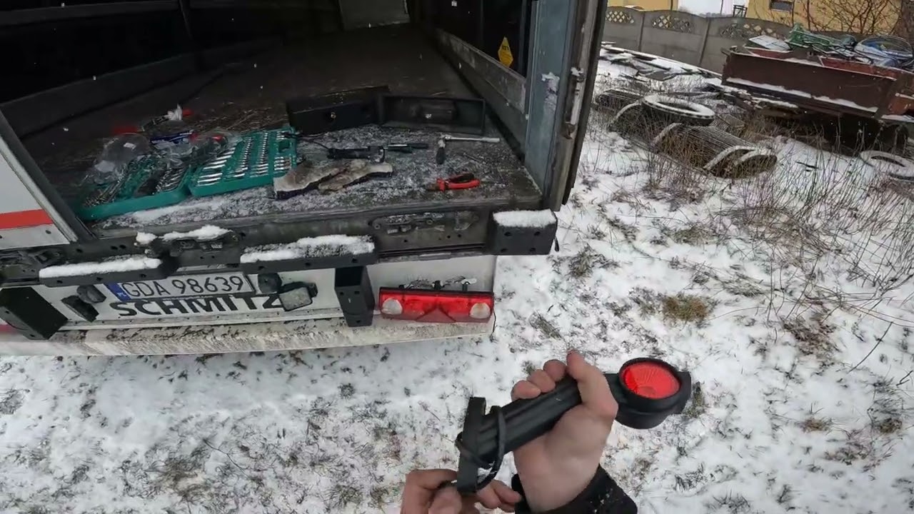 KONRAD PO GODZINACH #3 POWRÓT SERII! Wymiana NAROŻNIKA SCANII i OŚWIETLENIA w NACZEPIE! | konrad tw