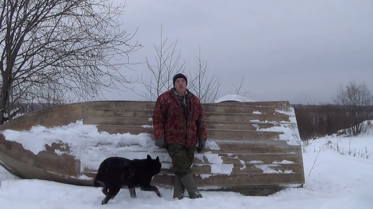 Снегоход тянет лодку на зимнюю стоянку. О рыбалке и рыбаках.