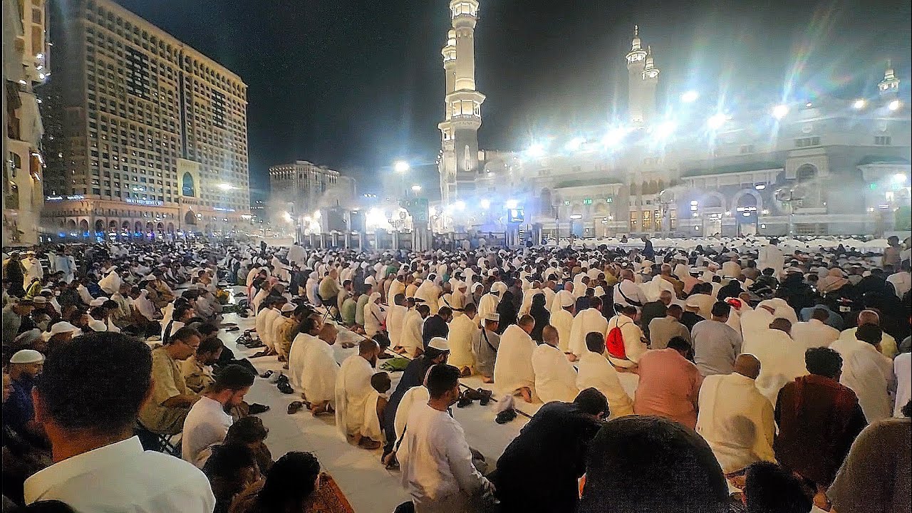 في ساحة الحرم المكي ومع صوت الشيخ السديسي.. شاهد زحام في اول صلاة عشاء وتراويح في شهر رمضان