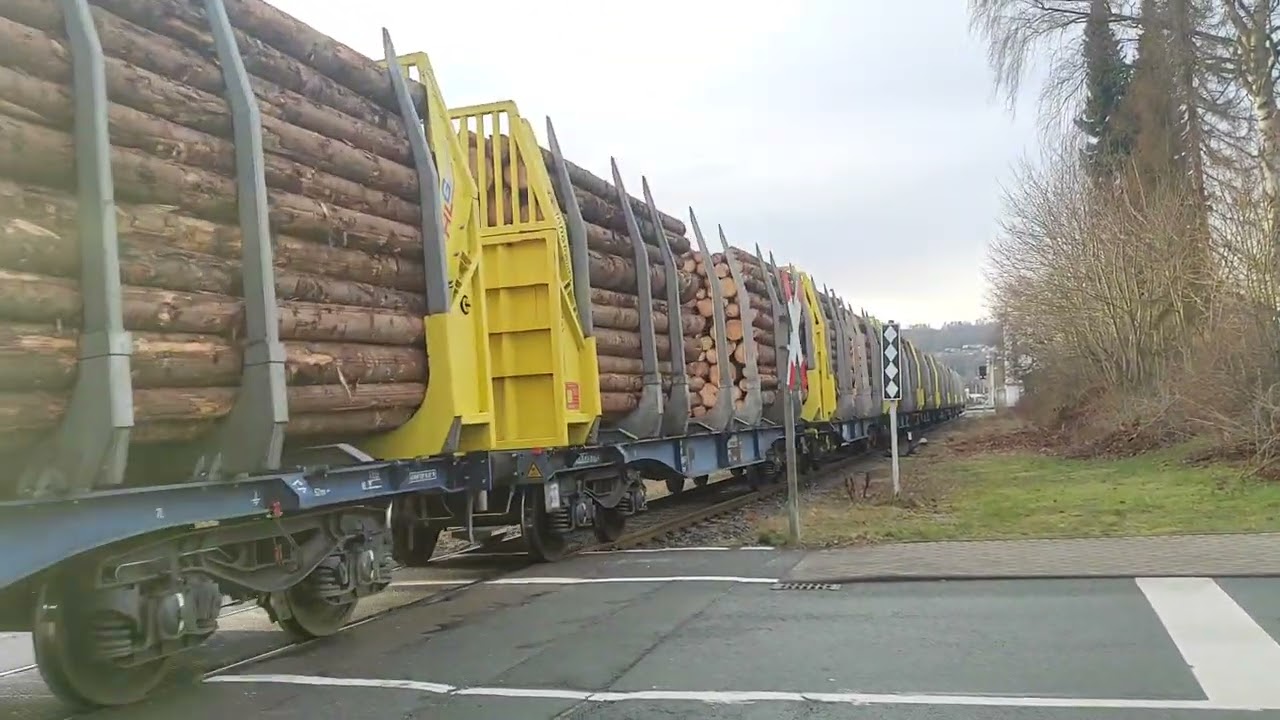 eine Vossloh d18 fährt durch Brilon Stadt nach Egger