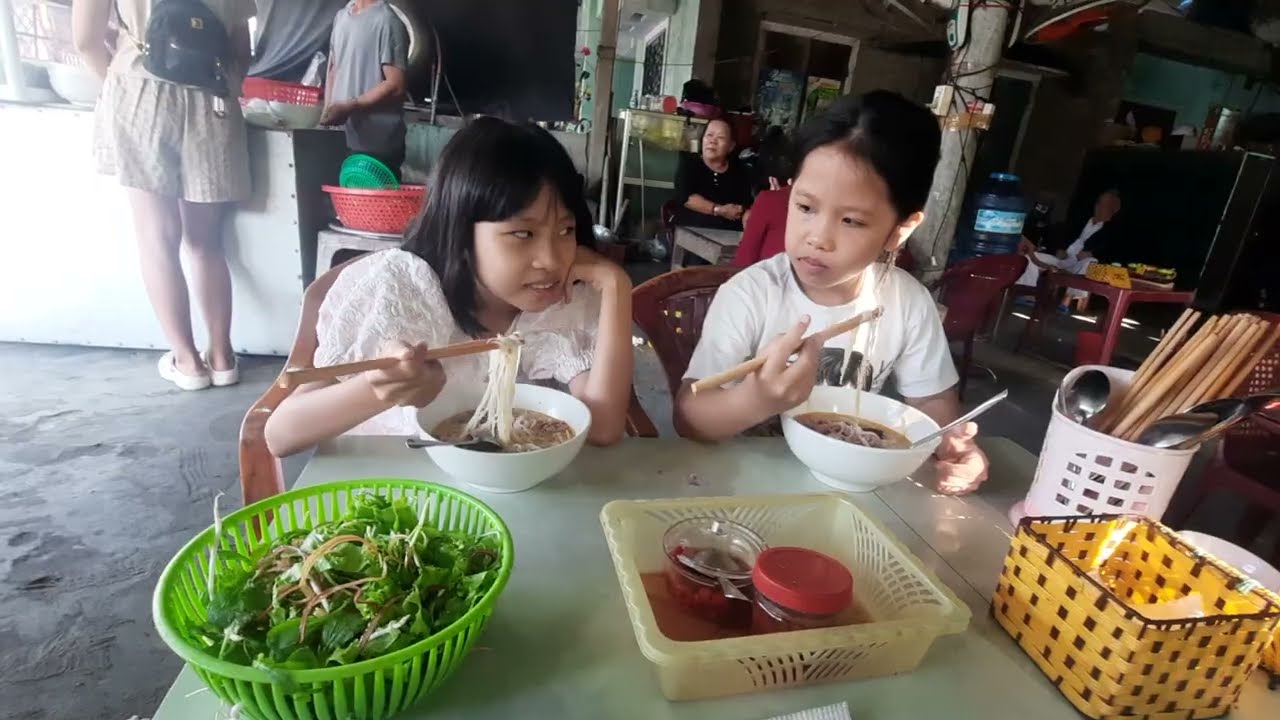 PHƯƠNG NGHI ĐI ĂN SÁNG Ở QUÊ HƯƠNG