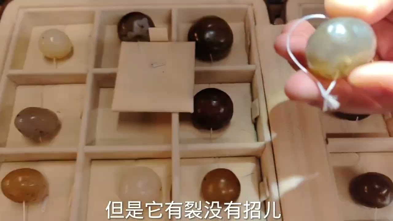 地摊惊现清代二品翡翠朝珠，老板不识货当破烂卖，斌哥立马拿下！