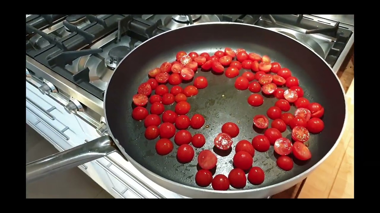 Sogliole in padella con pomodorini, olive, capperi e basilico