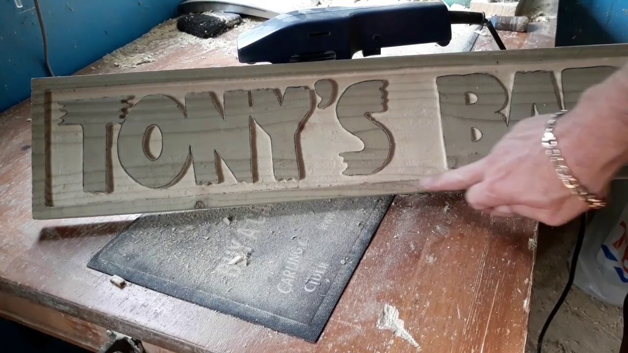 Router project. Simple wooden plaque .