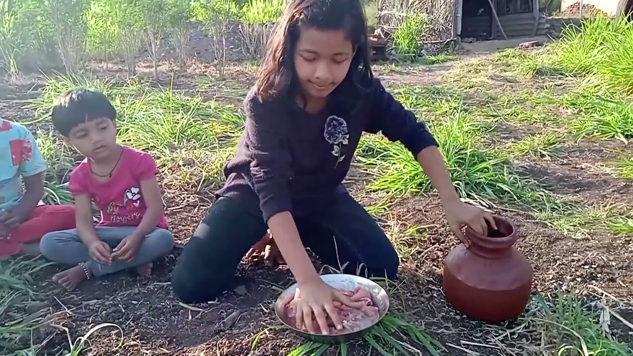 तात्याच्या नातीनं रानात पोरांना झणझणीत चिकन रस्सा केला नि रानातच पंगत बसली | Village Chicken Rassa