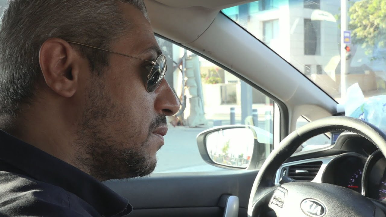 בדרכים עם נהג המונית שלקוחה סירבה לנסוע עמו - רק כי הוא ערבי