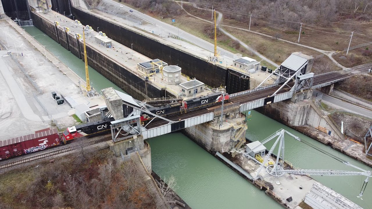 Welland Ship Canal - Lock 4 & Bridge 6 - Trains 422 & 421 arrive