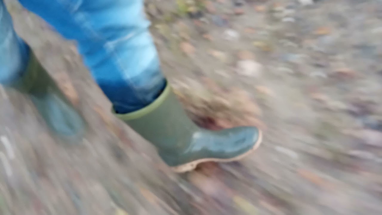 Gummistiefel im Wald, mal wieder tiefer durch die Pfütze. Der Spaß musste mal wieder sein....