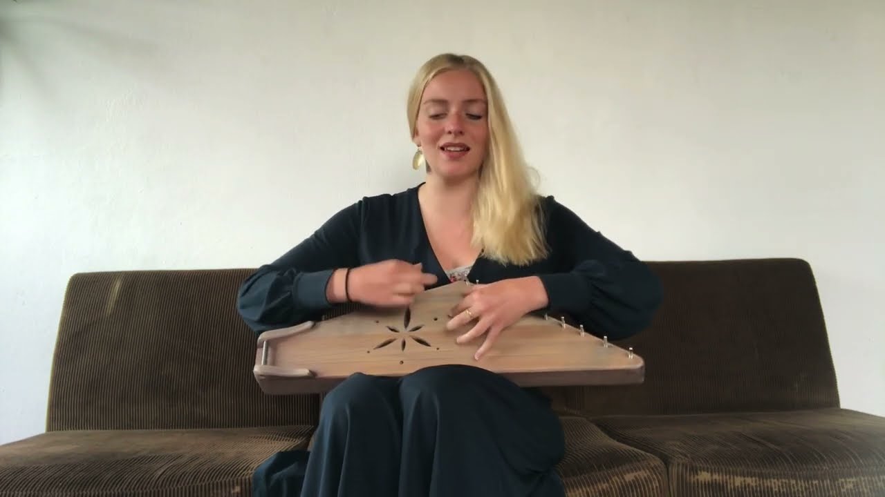 Es atnācu uguntiņu - Latvian Folk Song Kokle & Voice Cover by German Girl + English Translation