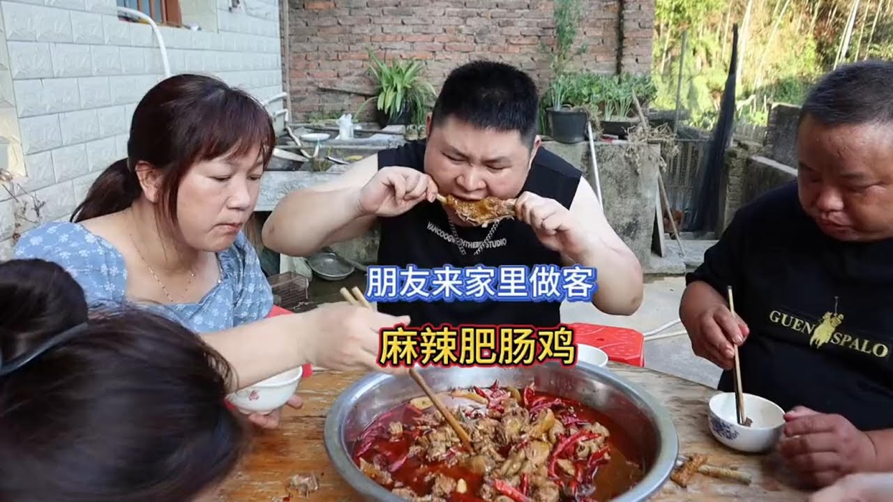 朋友来家里做客，大胖抓了老妈养的三年鸡，给朋友做火锅肥肠鸡