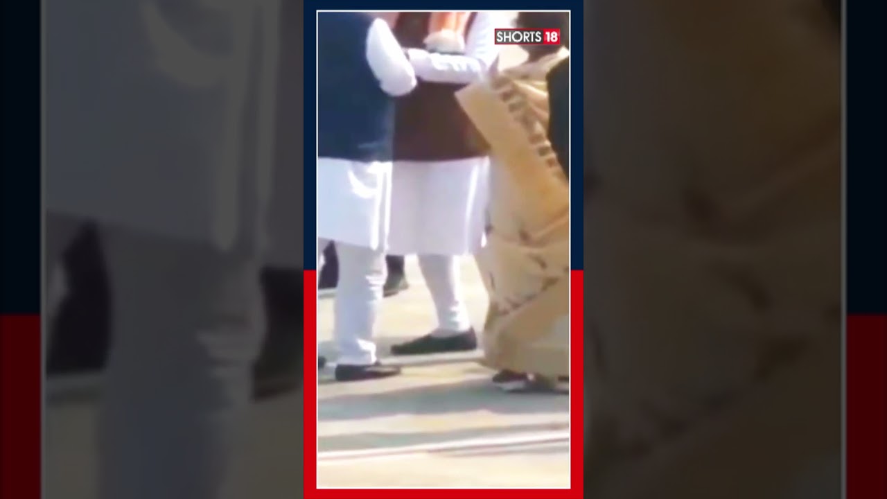 CM Nitish Kumar Touches PM Modi&rsquo;s Feet After Oath Ceremony | Nitish Kumar Cabinet | Bihar | N18S