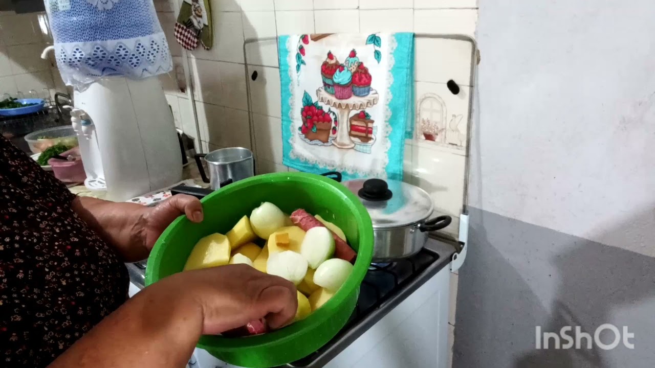 Caldo verde com costelinha e linguiça.