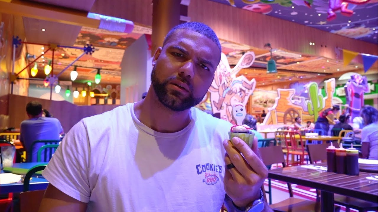 My Interesting and HONEST Review of Disney's Newest Restaurant Roundup Rodeo BBQ!!