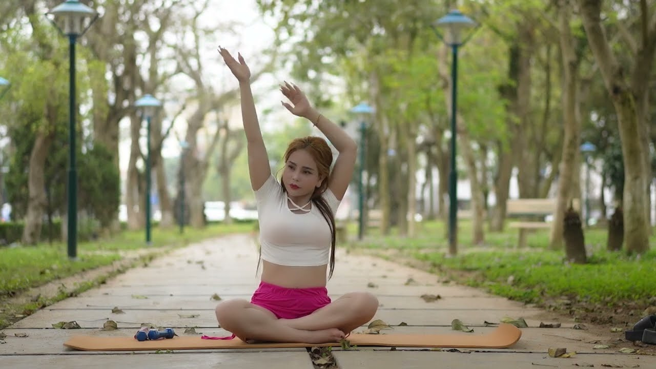 2 Minute Beginner Yoga Flow | Gentle Spine Mobility