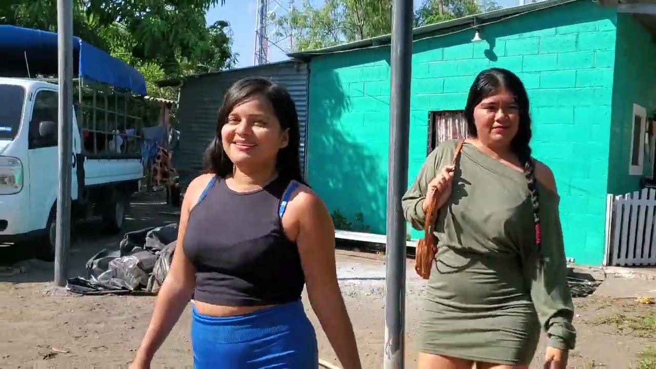 Jessica y Jasmin vamos rumbo a la cocina - Las chicas están muy hermosas siempre